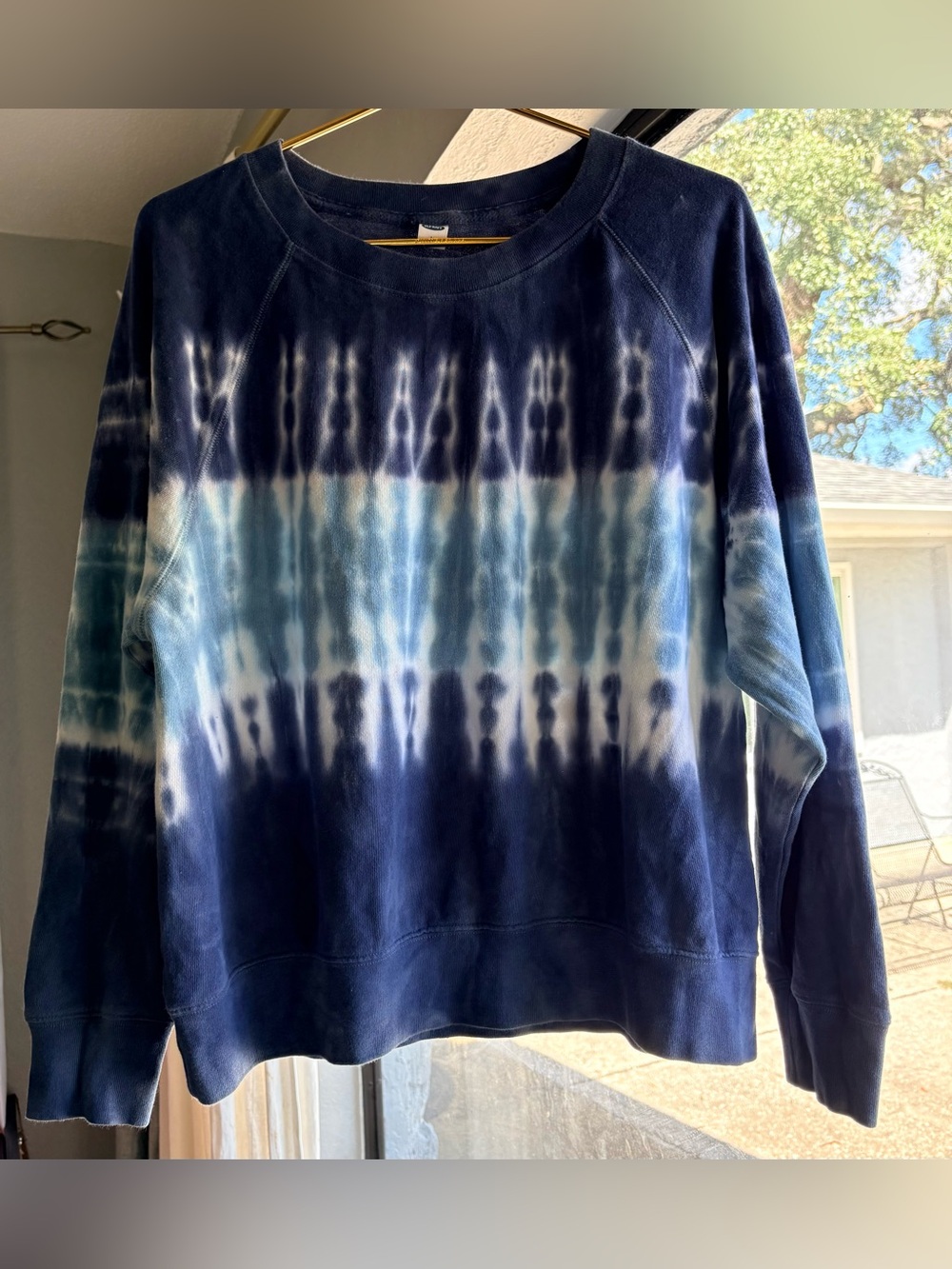 Old Navy Women's Navy and Light Blue Tie-Dye Crewneck Sweatshirt